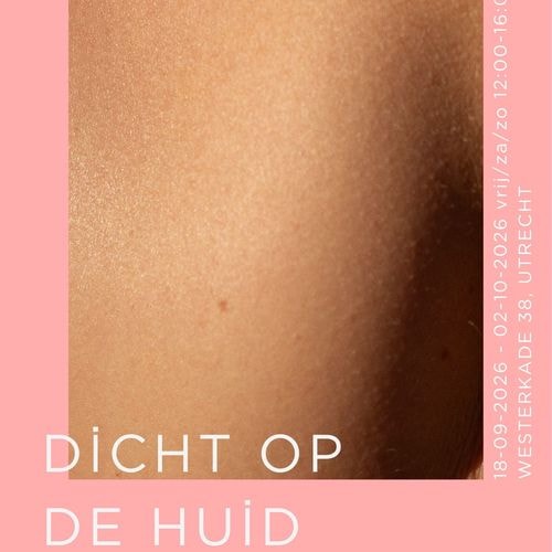 Close-up menselijke huid. Tekst: STUDIO HANS, DICHT OP DE HUID. 18-09 t/m 02-10-2026. Westerkade 38, Utrecht.