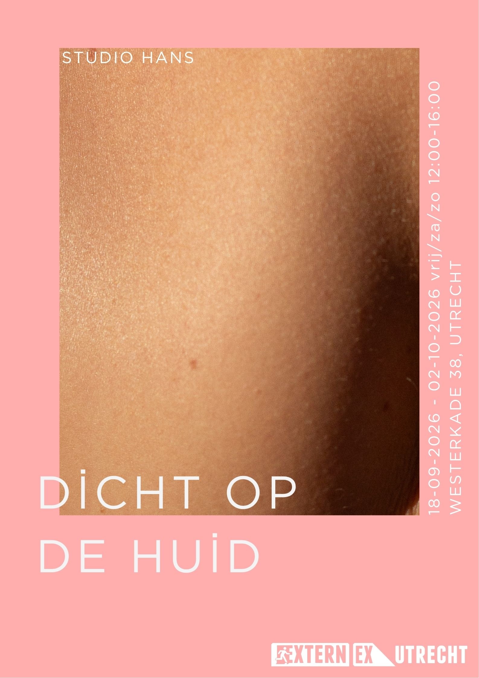 Close-up menselijke huid. Tekst: STUDIO HANS, DICHT OP DE HUID. 18-09 t/m 02-10-2026. Westerkade 38, Utrecht.