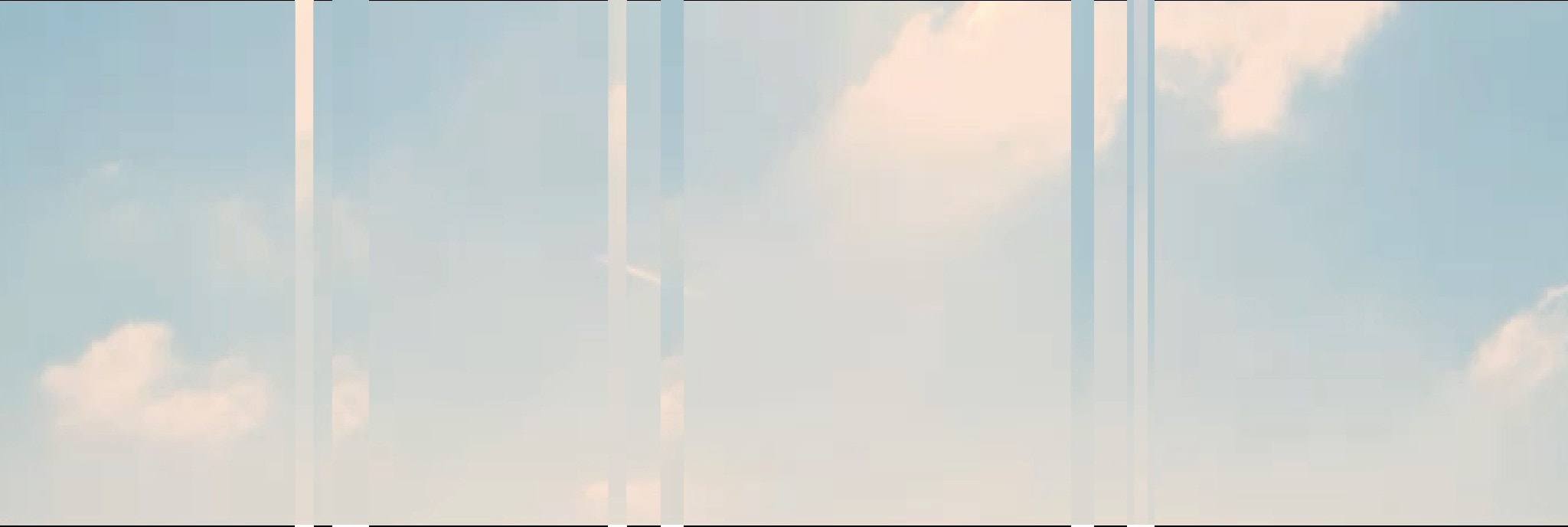 Lichtblauwe lucht met witte en perzikkleurige wolken, ernstig vervormd door meerdere verticale banden en digitale interferentie.